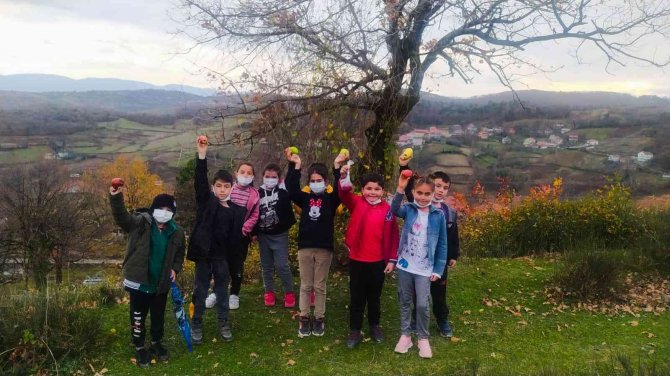 Minik Öğrenciler Aç Kalan Kuşları Unutmadı