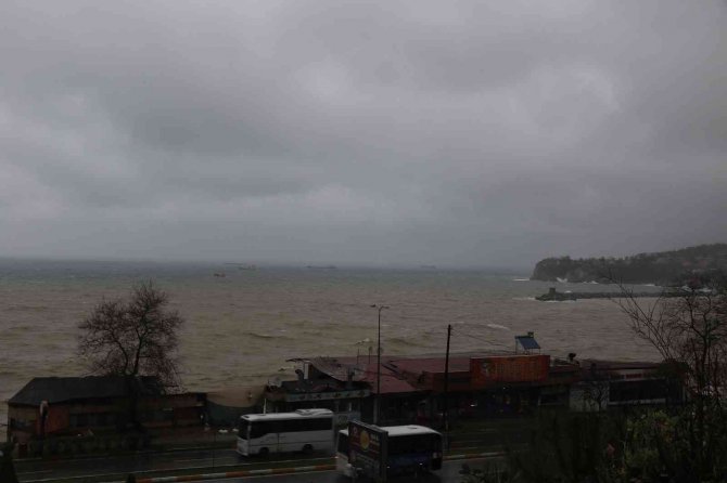Karadeniz Yük Gemilerini Beşik Gibi Salladı