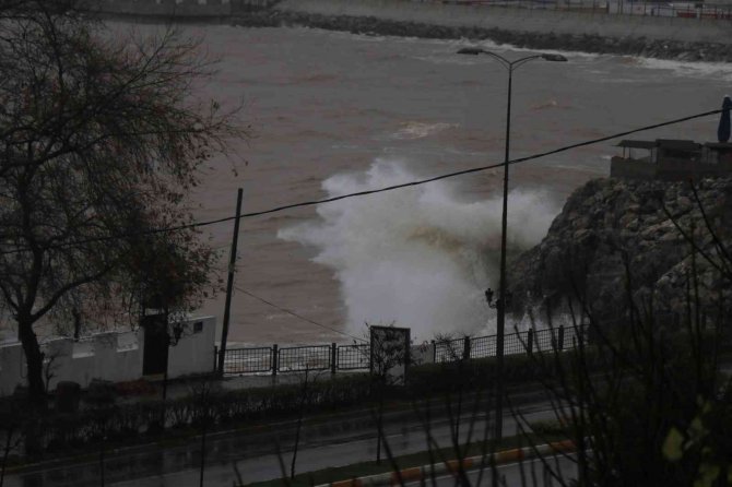 Karadeniz Yük Gemilerini Beşik Gibi Salladı