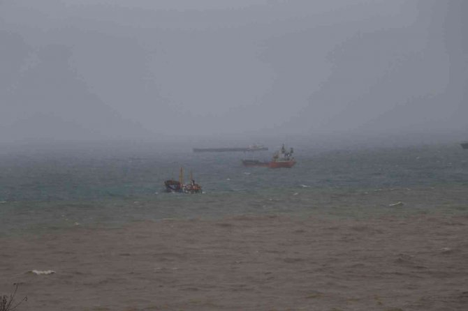Karadeniz Yük Gemilerini Beşik Gibi Salladı