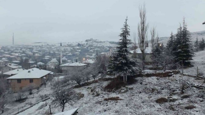 Tufanbeyli’de Mevsimin İlk Karı Yağdı