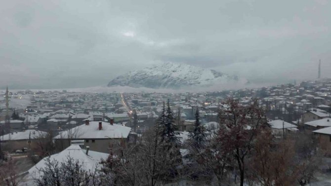 Tufanbeyli’de Mevsimin İlk Karı Yağdı