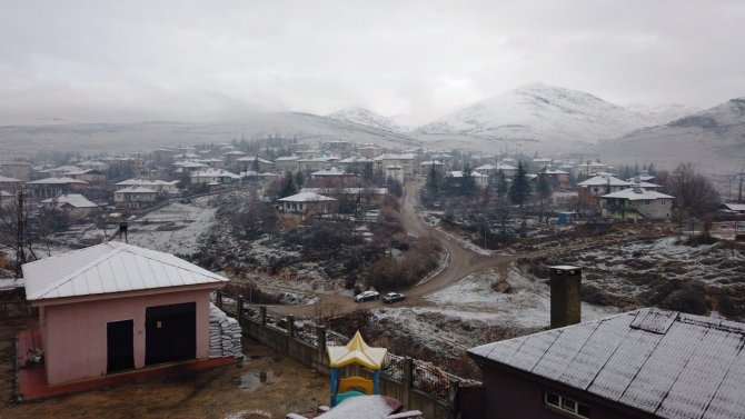 Tufanbeyli’de Mevsimin İlk Karı Yağdı