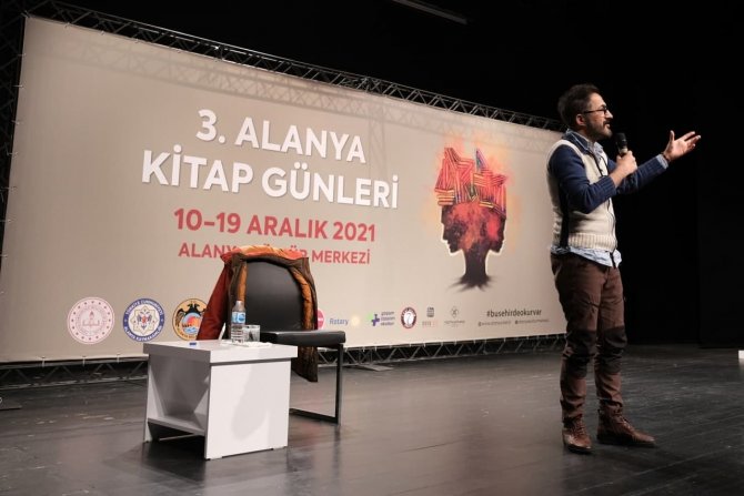 Yazar Menteş: “Roman Hayata Başka Açılardan Bakmayı Öğretir”