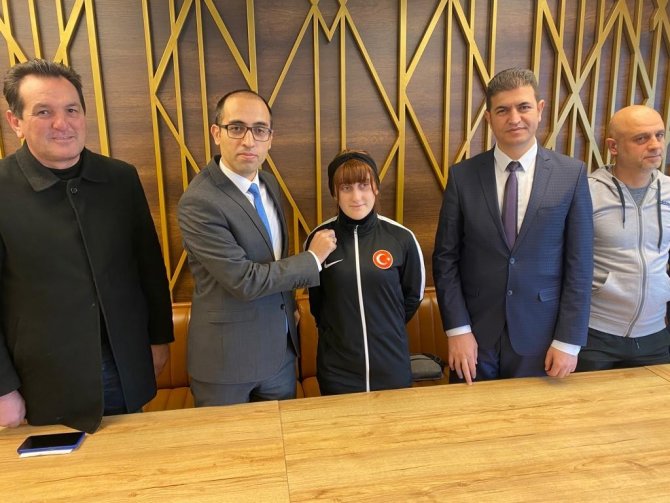 Kaymakamdan Dünya Üçüncüsüne Yarım Altın