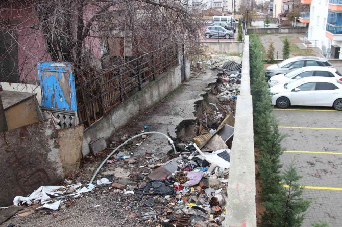 Yenimahalle’de Bozuk Yollar Ve Yıkılmış Kaldırım, Levhalara Tepki