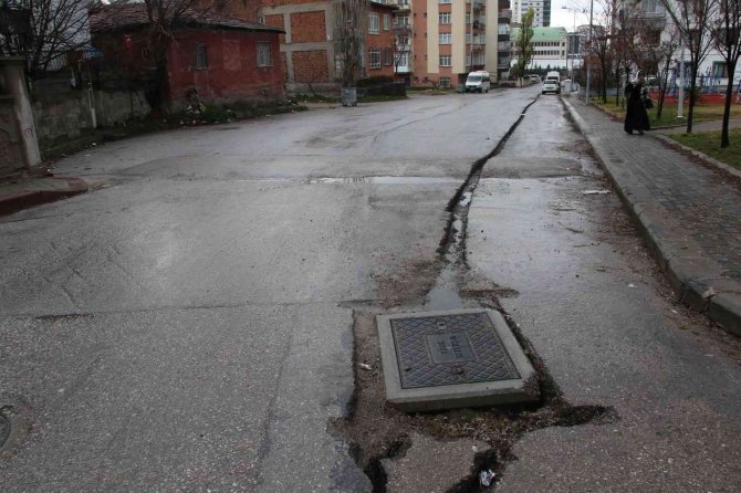 Yenimahalle’de Bozuk Yollar Ve Yıkılmış Kaldırım, Levhalara Tepki