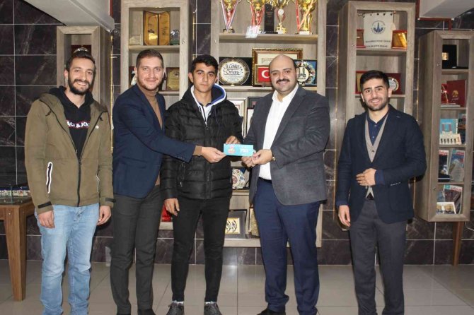 Turnuva Ödüllerini Başkan Orhan Verdi