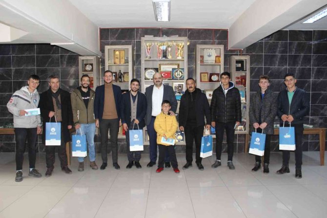 Turnuva Ödüllerini Başkan Orhan Verdi
