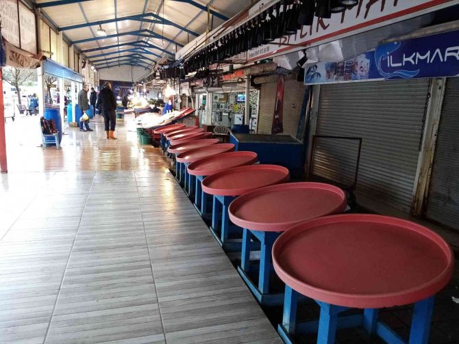 Balık Tezgahları Buz Kesti