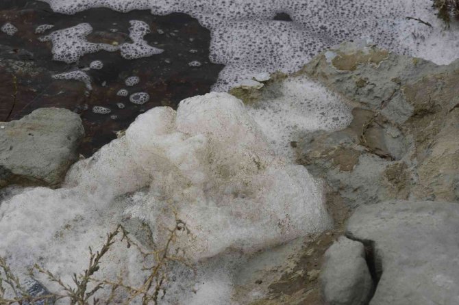 Burdur Gölü Köpüklendi, Uzmanlar ’Doğal Süreç’ Dedi