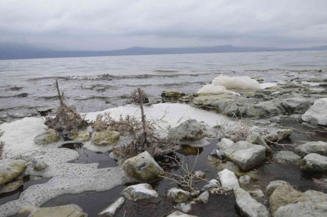 Burdur Gölü Köpüklendi, Uzmanlar ’Doğal Süreç’ Dedi