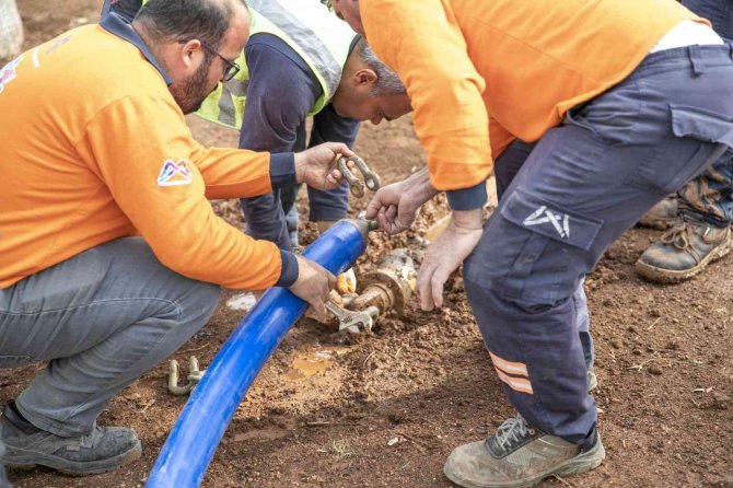 Mersin Büyükşehir Belediyesi, Yatay Sondaj Çalışmasıyla Kazı Yapmadan Sulama Borusu Döşüyor