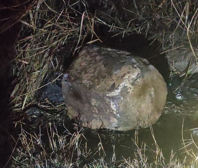 Kamyon Yola Düşen Kaya Parçasına Çarptı, Sürücü Ölümden Döndü