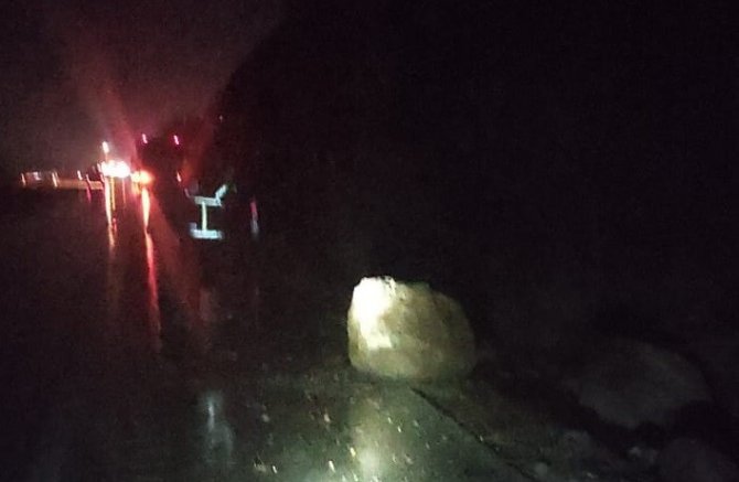 Kamyon Yola Düşen Kaya Parçasına Çarptı, Sürücü Ölümden Döndü