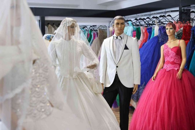 82 Çiftin Yuvasını Kuran Sevgi Eli, 63 Çocuğa Sünnetlik Giydirdi