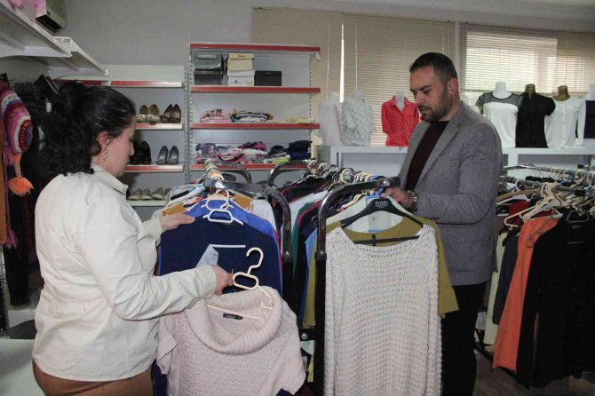 Döşemealtı ‘Sosyal Market’ İhtiyaç Sahipleriyle Buluşuyor