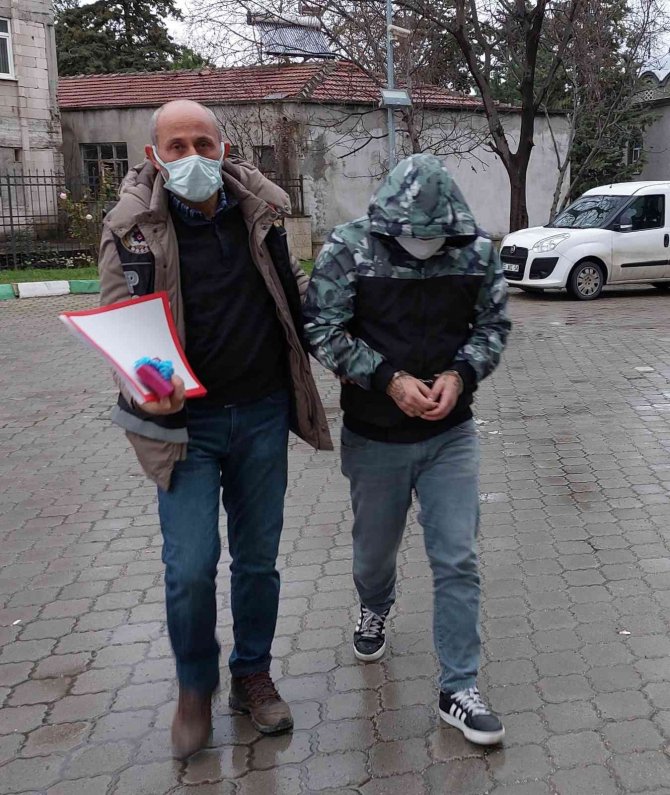 Uyuşturucuyla Yakalanan Genç Kadın Ve Arkadaşı Tutuklandı