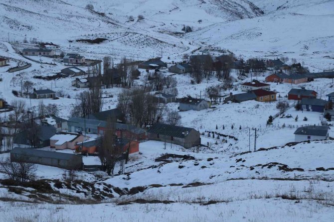 Erzincan’ın Yüksek Kesimlerinde Kar Yağışı Etkili Oldu