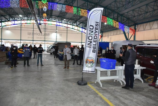 İ̇nönü Belediyesi’nin Sıcak Çorba İkramı Esnafın İçini Isıtıyor