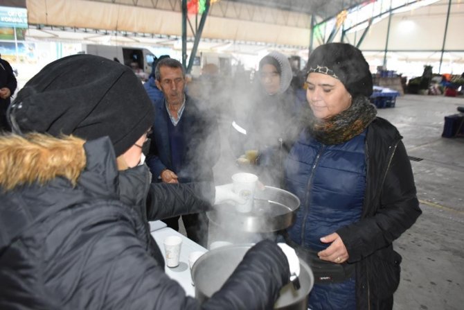 İ̇nönü Belediyesi’nin Sıcak Çorba İkramı Esnafın İçini Isıtıyor