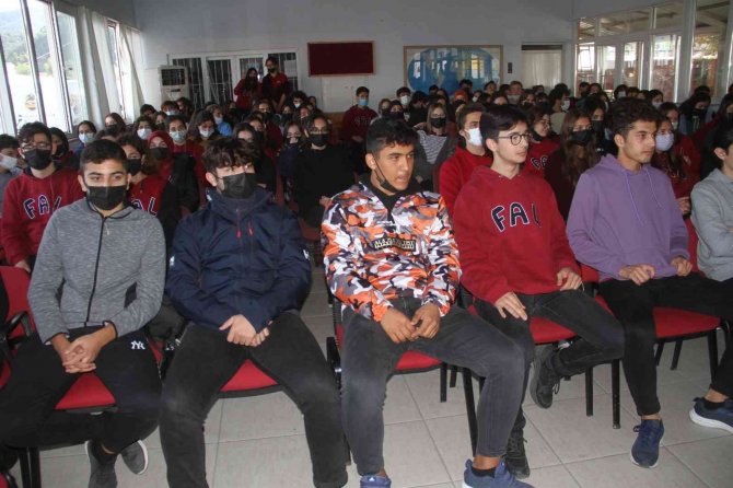 Fethiyespor Teknik Direktörü Dinçel Ve Futbolcular, Öğrenciler İle Buluştu