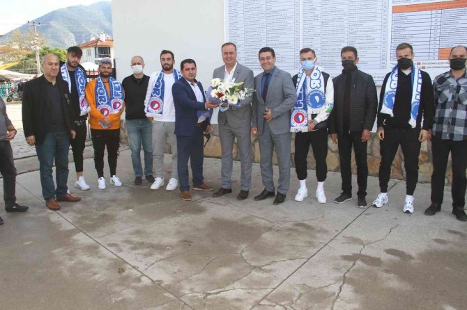 Fethiyespor Teknik Direktörü Dinçel Ve Futbolcular, Öğrenciler İle Buluştu
