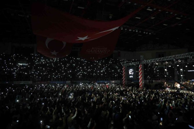 25 Aralık Halk Konserleri Eypio Ve Koray Avcı İle Sürüyor