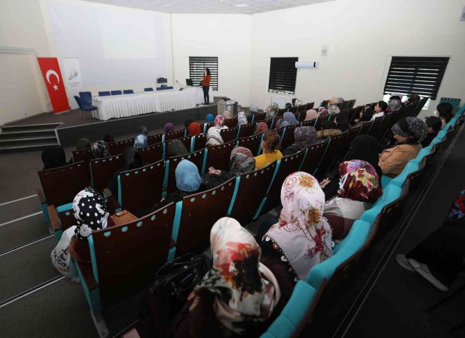 Van Büyükşehir Belediyesi Kadın Seminerlerini Sürdürüyor