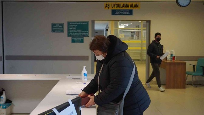 Hatırlatma Dozunun Süresi 3 Aya Düştü, Vatandaşlar Hastaneye Koştu