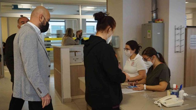 Hatırlatma Dozunun Süresi 3 Aya Düştü, Vatandaşlar Hastaneye Koştu