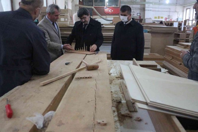 Öğrencilerin Hazırladığı Masa Ve Sıralar İhtiyacı Olan Okullara Gönderiliyor