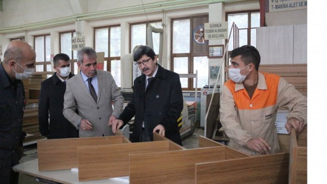 Öğrencilerin Hazırladığı Masa Ve Sıralar İhtiyacı Olan Okullara Gönderiliyor