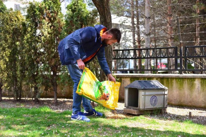 Başkan Oğuz: “Bu Soğuk Günlerde Herkes Kapısının Önüne Ya Da Parklara Biraz Yiyecek Bırakabilir”
