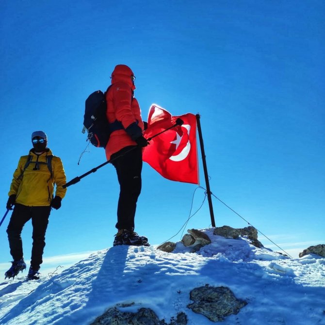 3054 Rakımdaki Türk Bayrağını Yenilediler