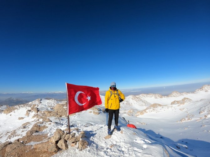 3054 Rakımdaki Türk Bayrağını Yenilediler