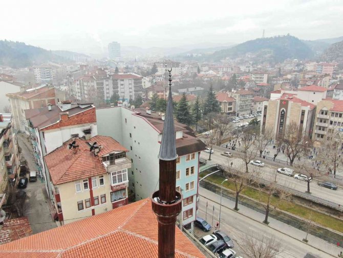 İ̇smini Minaresine Saplanan Oktan Alan Cami, Oksuz Kaldı