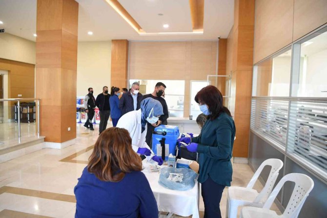 Konyaaltı Belediyesi Personeline 3’üncü Doz Aşı