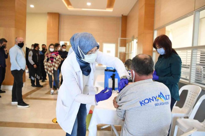 Konyaaltı Belediyesi Personeline 3’üncü Doz Aşı