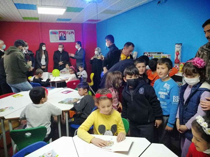 Kütahyalı Emekli Kütüphane Memuru, Köy İlkokuluna Kütüphane Kurdu