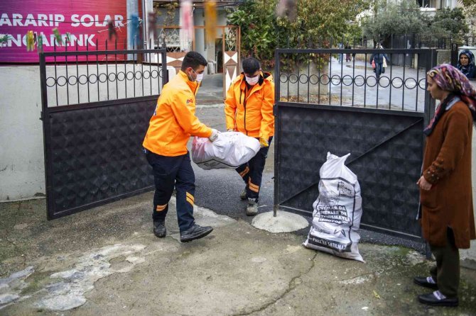 Mersin Büyükşehir Belediyesi, Halk Kartlılara Yakacak Odun Dağıtıyor