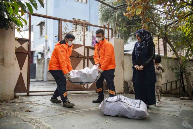 Mersin Büyükşehir Belediyesi, Halk Kartlılara Yakacak Odun Dağıtıyor