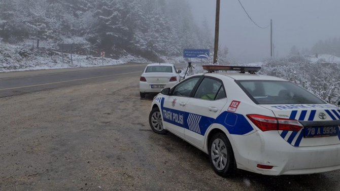 1030 Rakımlı Ahmetusta Geçidi Kar Yağışıyla Beyaza Bürüdü