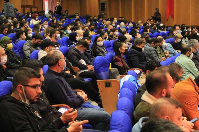 Türk Dünyası Ozanları Samsun’da Atıştı