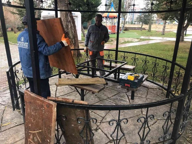 Pursaklar Belediyesi’nden Parklara Kış Bakımı