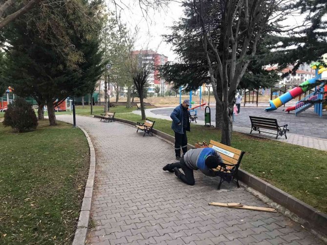 Pursaklar Belediyesi’nden Parklara Kış Bakımı