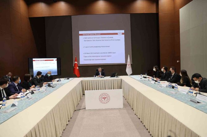 Bakan Koca Asistan Hekimlerle Buluştu