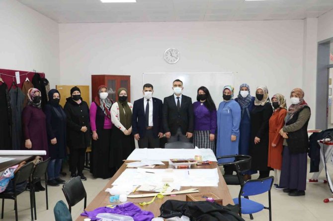 Öğrenciler Derste Veliler Kursta