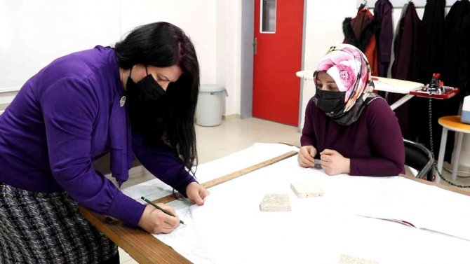 Öğrenciler Derste Veliler Kursta