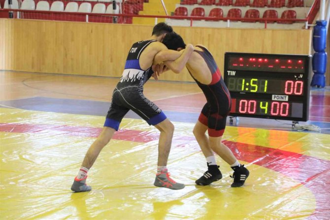 Sivas’ta Okullar Arası Güreş Turnuvası Düzenlendi